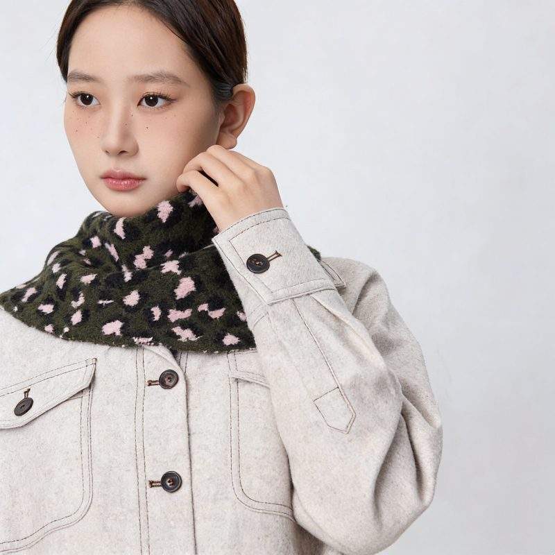 Vintage Wool Triangle Scarf – Warm Jacquard Winter Neck Scarf - Image 3