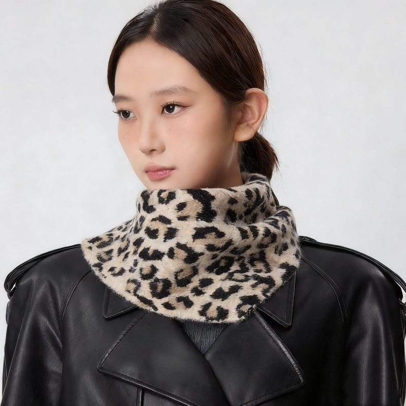 Vintage Wool Triangle Scarf – Warm Jacquard Winter Neck Scarf